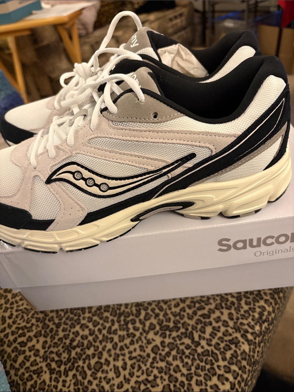 Saucony White Cream Black Mesh Athletic Sneakers men’s 10.5  new in box